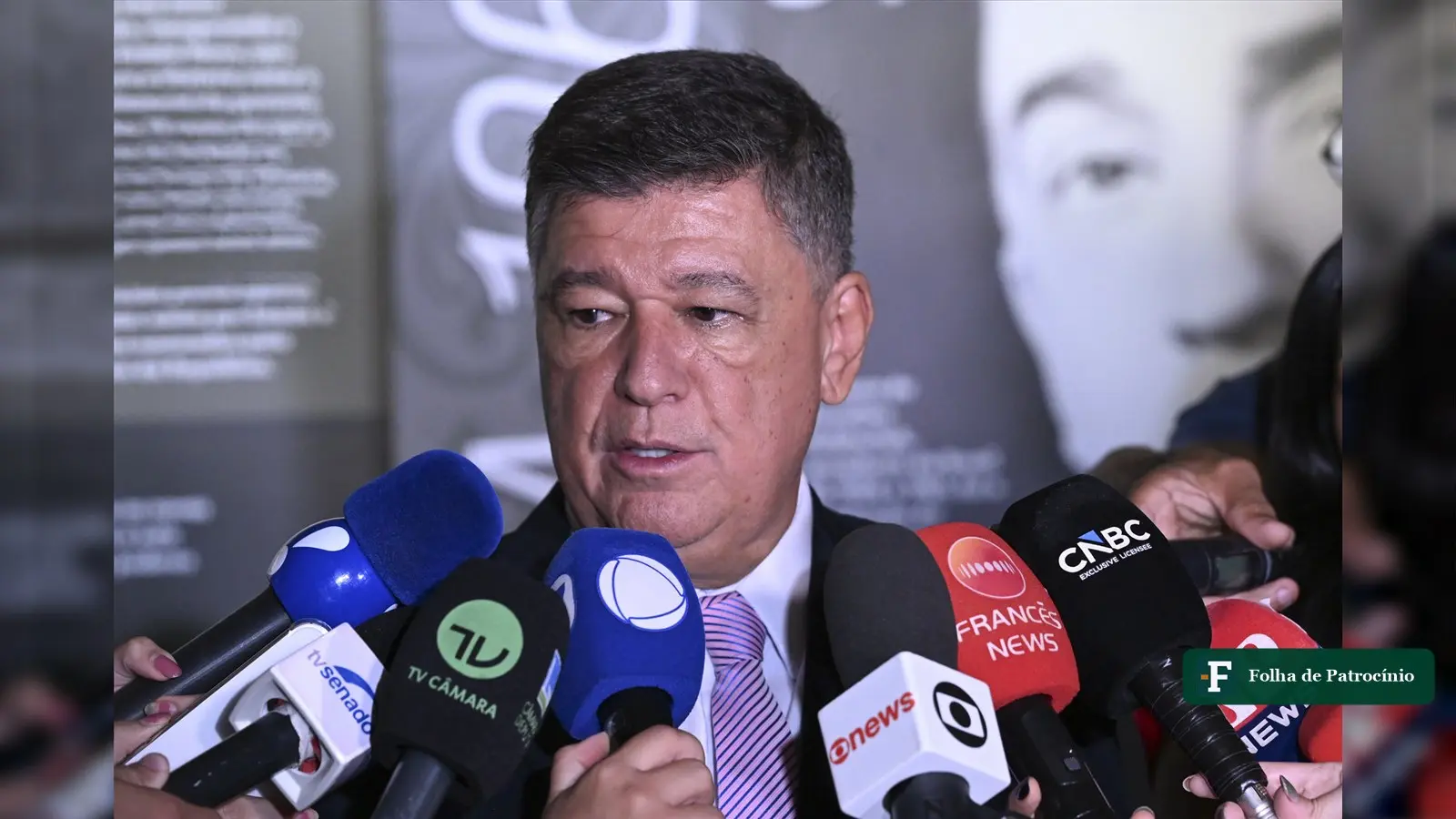 Senador Carlos Viana dá entrevista no Senado no dia da votação que originou os extratos de Lulinha