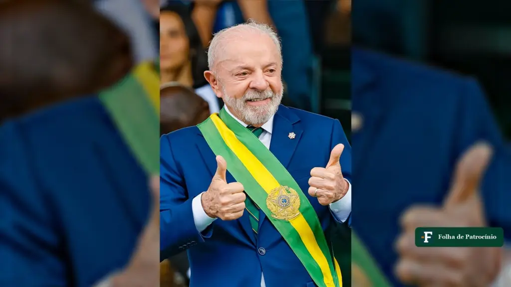 Fala de Lula sobre o Bolsa Família: o presidente de faixa presidencial, sorrindo e com os polegares para cima