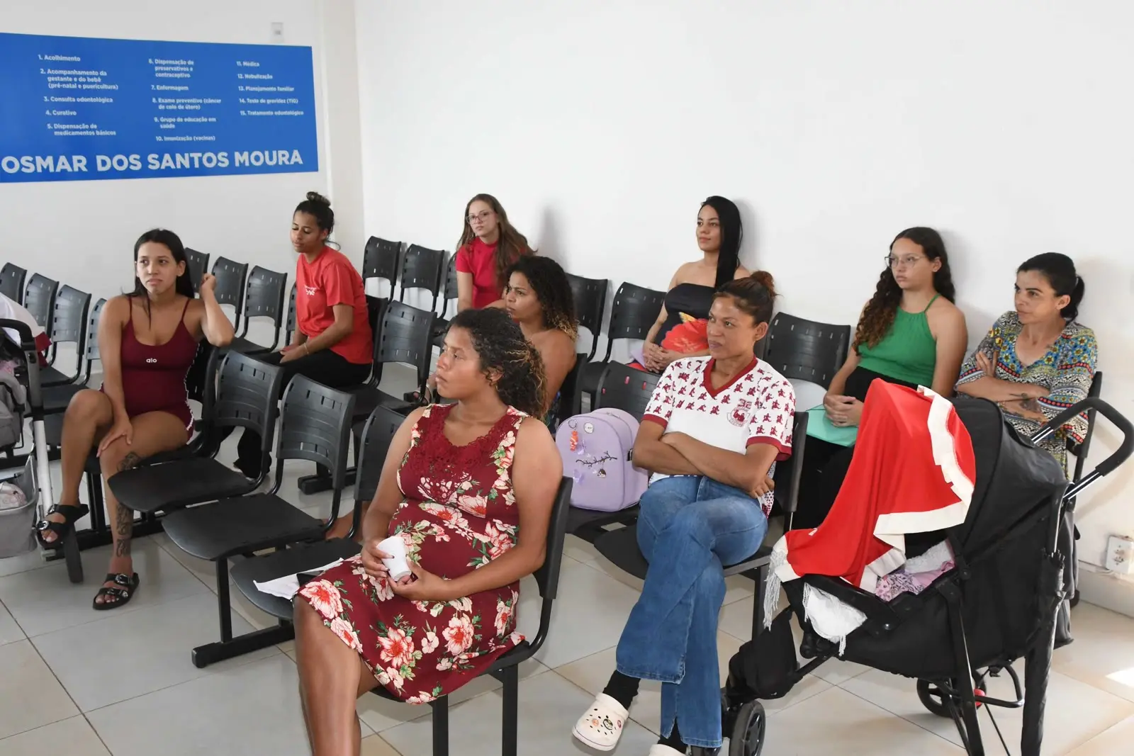 Pacientes aguardam atendimento em unidade de saúde da rede municipal, sem relação com o falso agente de saúde em Patrocínio