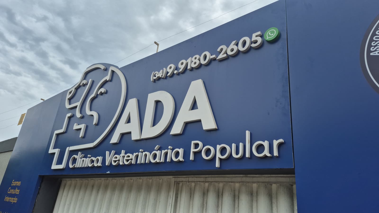 Fachada da ADA, a Associação Defensora dos Animais, que promove a feira de adoção em Patrocínio