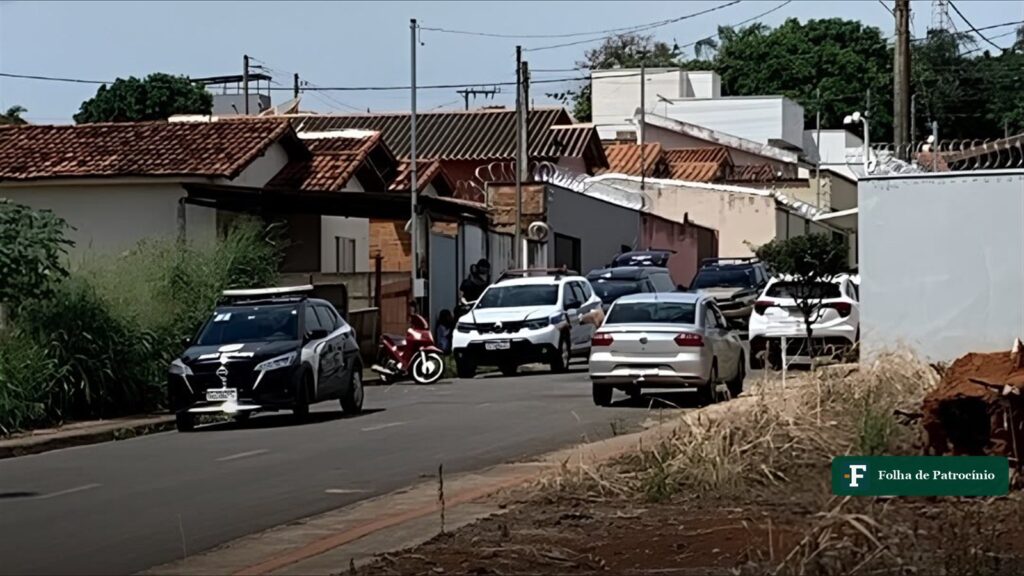Viaturas da polícia em rua do bairro Padre Eustáquio, local do feminicídio em Patos de Minas