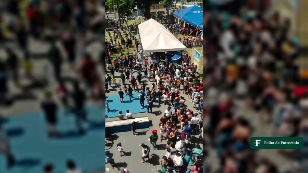 Festa das crianças em Patrocínio: vista aérea de famílias e crianças em tendas na Praça da Bíblia
