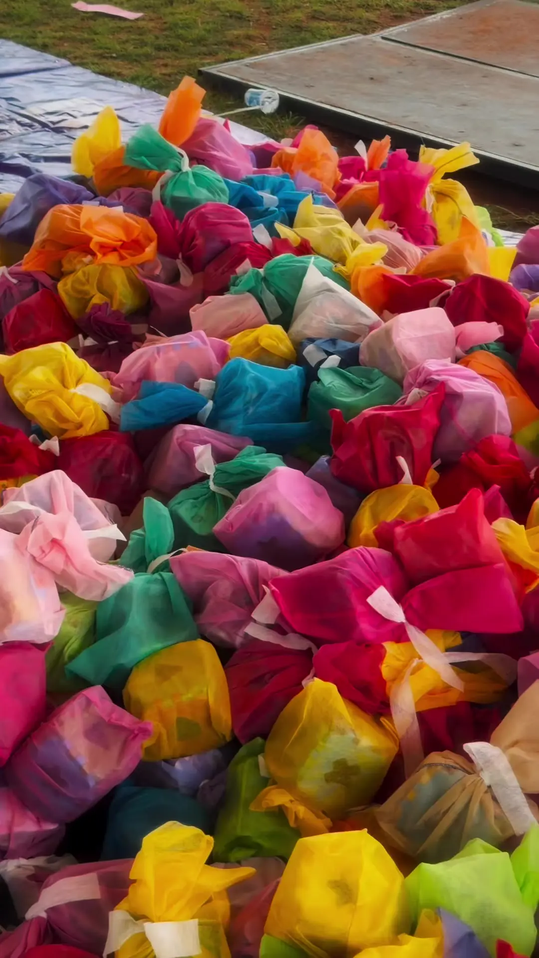 Festa das crianças em Patrocínio: sacolinhas coloridas com presentes entregues às crianças