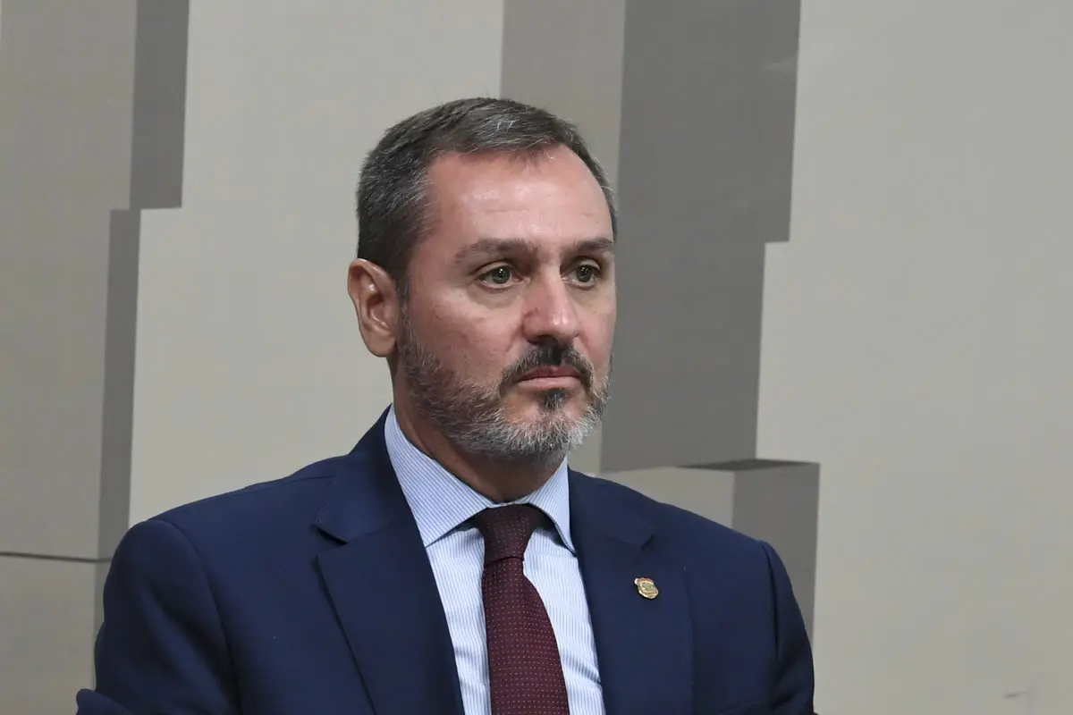 Andrei Rodrigues, diretor-geral da Polícia Federal, sentado à mesa de uma audiência da Comissão de Segurança Pública do Senado