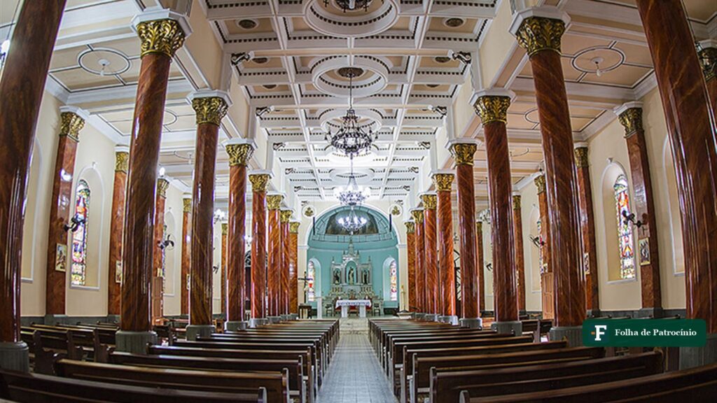 Interior da Matriz de Nossa Senhora do Patrocínio, paróquia que abre a festa de São Geraldo