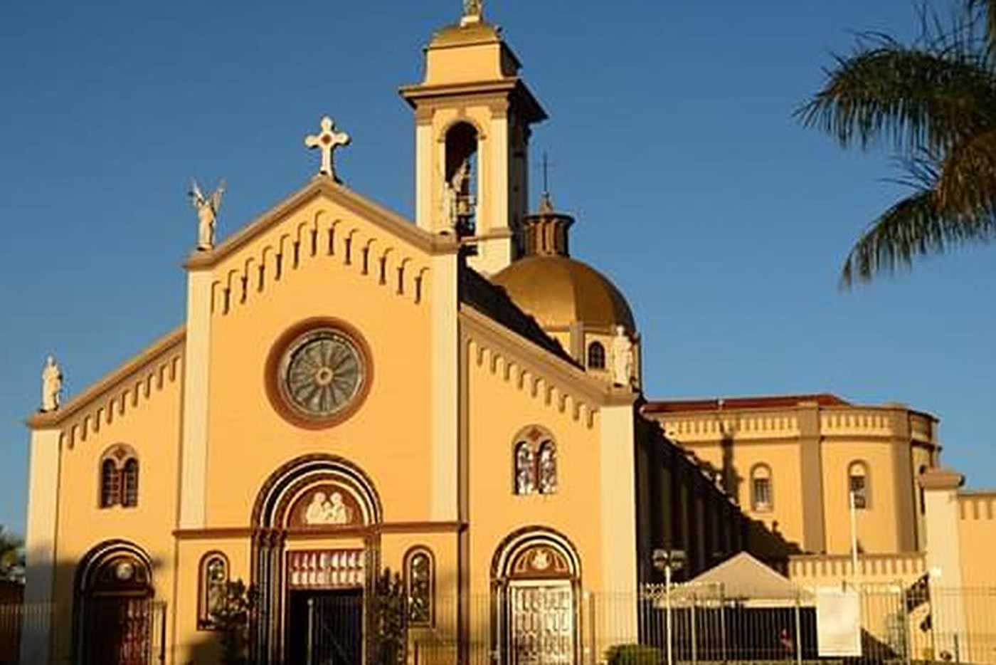 Torre e cúpula da Basílica de Nossa Senhora da Abadia, em Romaria, igreja do reitor citado na alta do padre Márcio