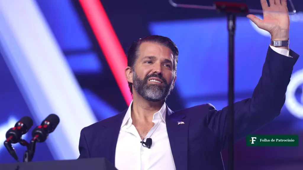 Donald Trump Jr. acena durante discurso em evento político nos Estados Unidos