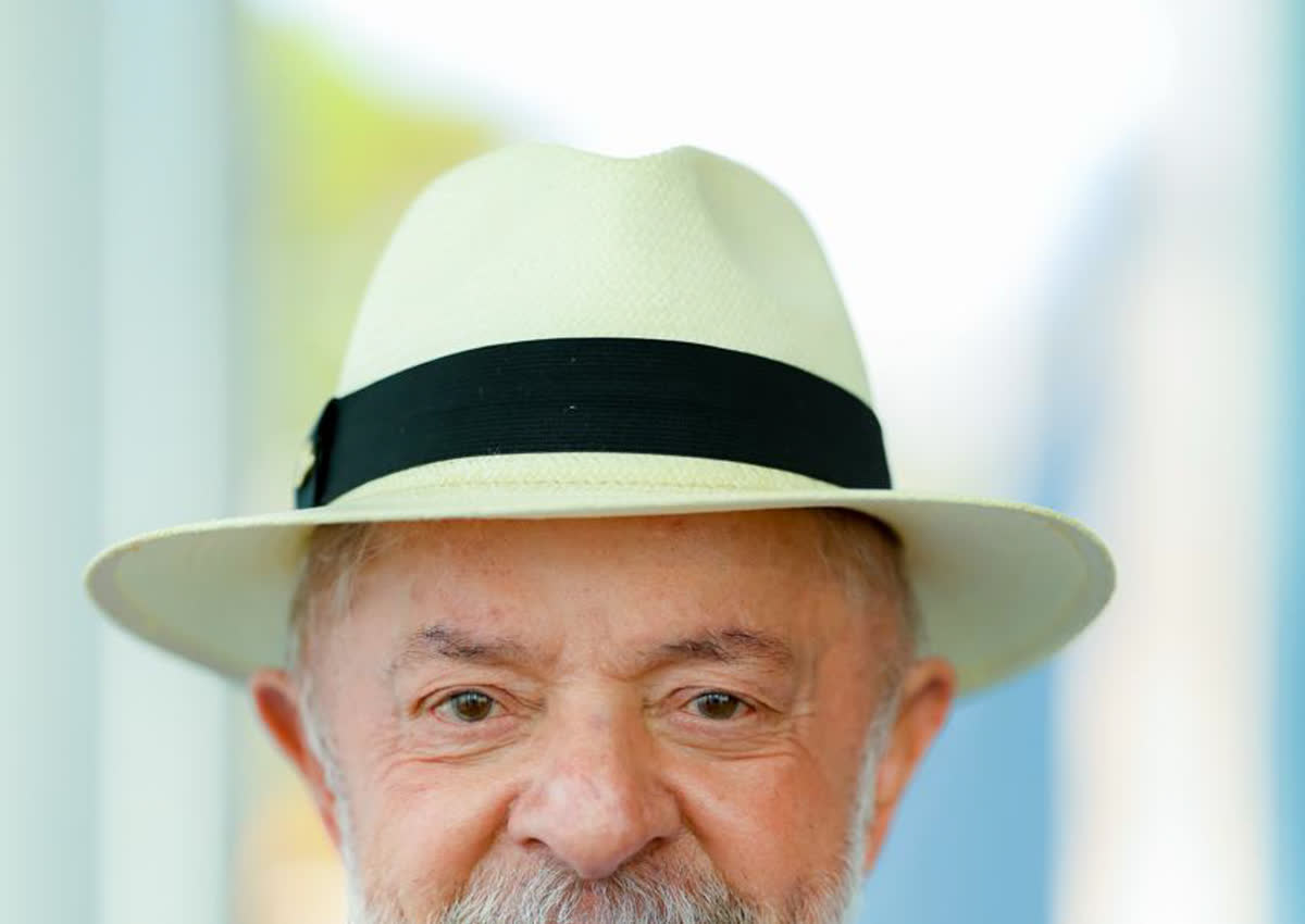 Lula sorrindo, de chapéu panamá, em foto oficial; o caso do filme de Lula e Vorcaro virou tema da campanha