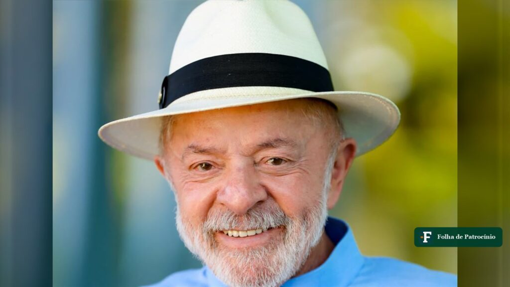 Lula sorrindo, de chapéu panamá, em retrato oficial usado na cobertura do filme de Lula e do relato de Vorcaro