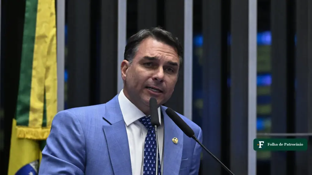 O senador Flávio Bolsonaro discursa na tribuna do Plenário do Senado, em sessão de 1º de setembro de 2026, no debate sobre o fim da reeleição