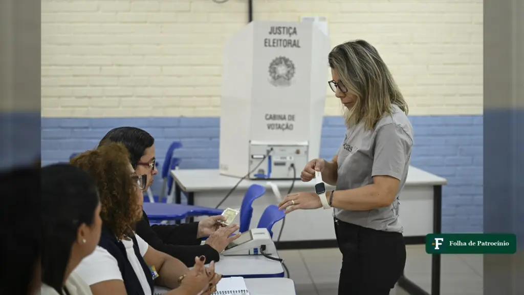 Fiscal do PL: mesários atendem eleitora diante da urna e da cabine de votação em seção eleitoral (Foto: Agência Senado)