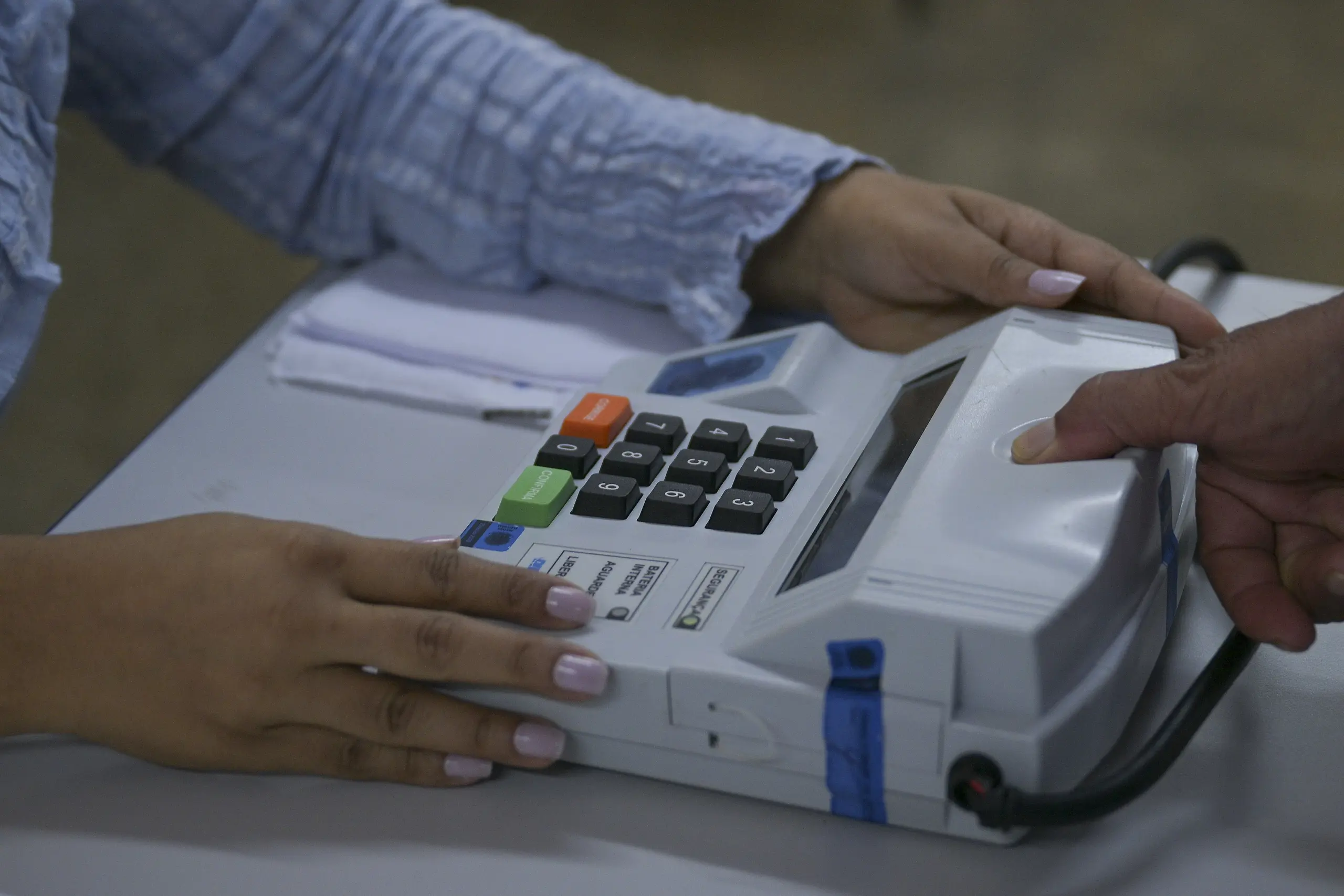 Fiscal do PL: mesária confere a biometria do eleitor na urna eletrônica durante a votação