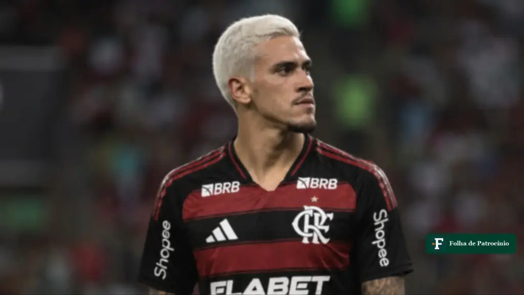 Atacante Pedro com a camisa rubro-negra do Flamengo olhando para o lado, em jogo no Maracanã