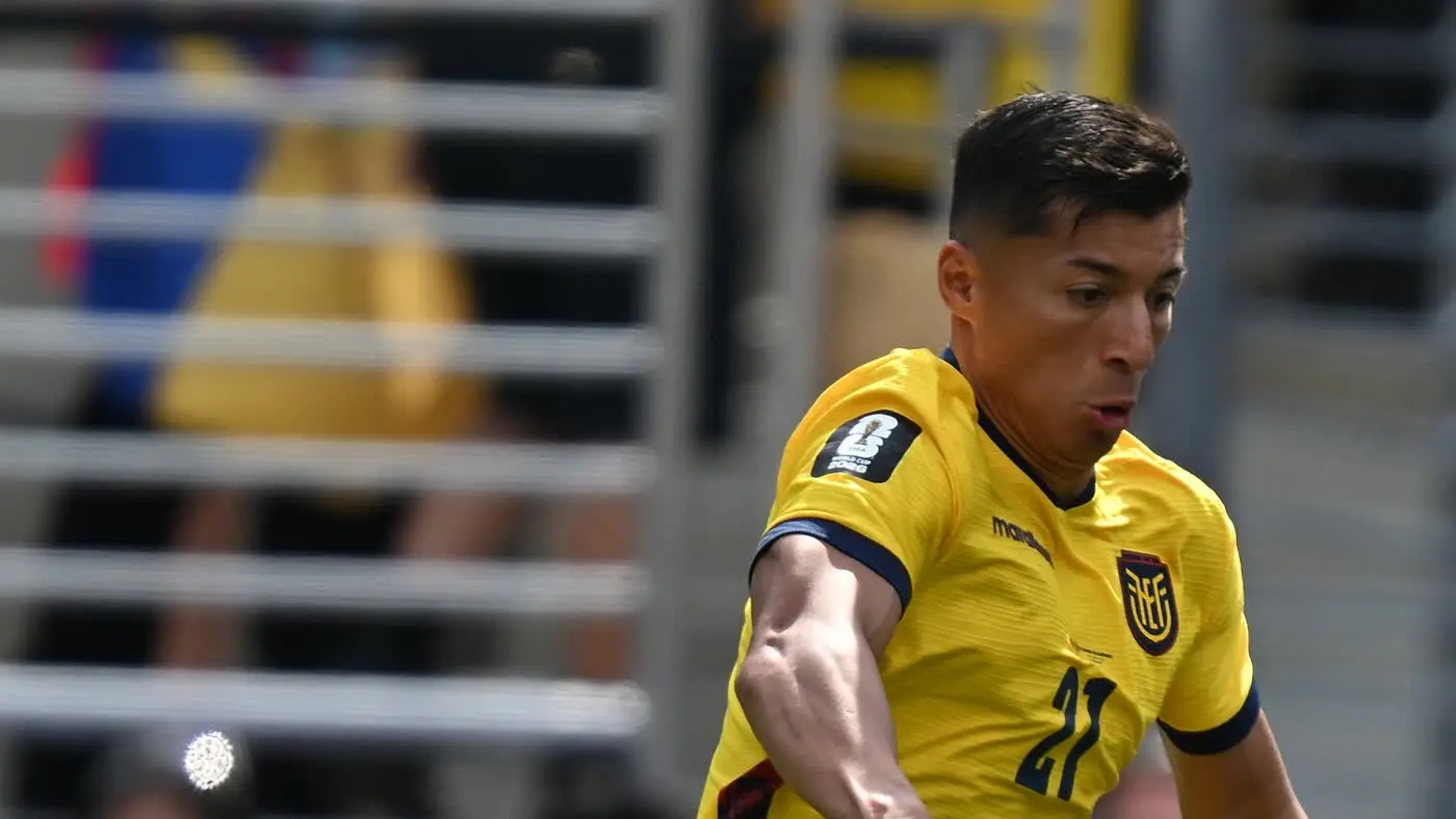 Alan Franco, defensor do Atlético-MG, em lance de jogo pela seleção do Equador