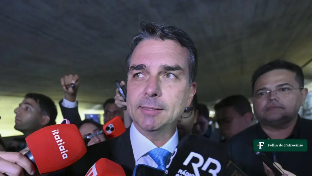 Flávio Bolsonaro cercado de microfones em entrevista no Senado; Flávio aceita desafio de Lula sobre os sigilos