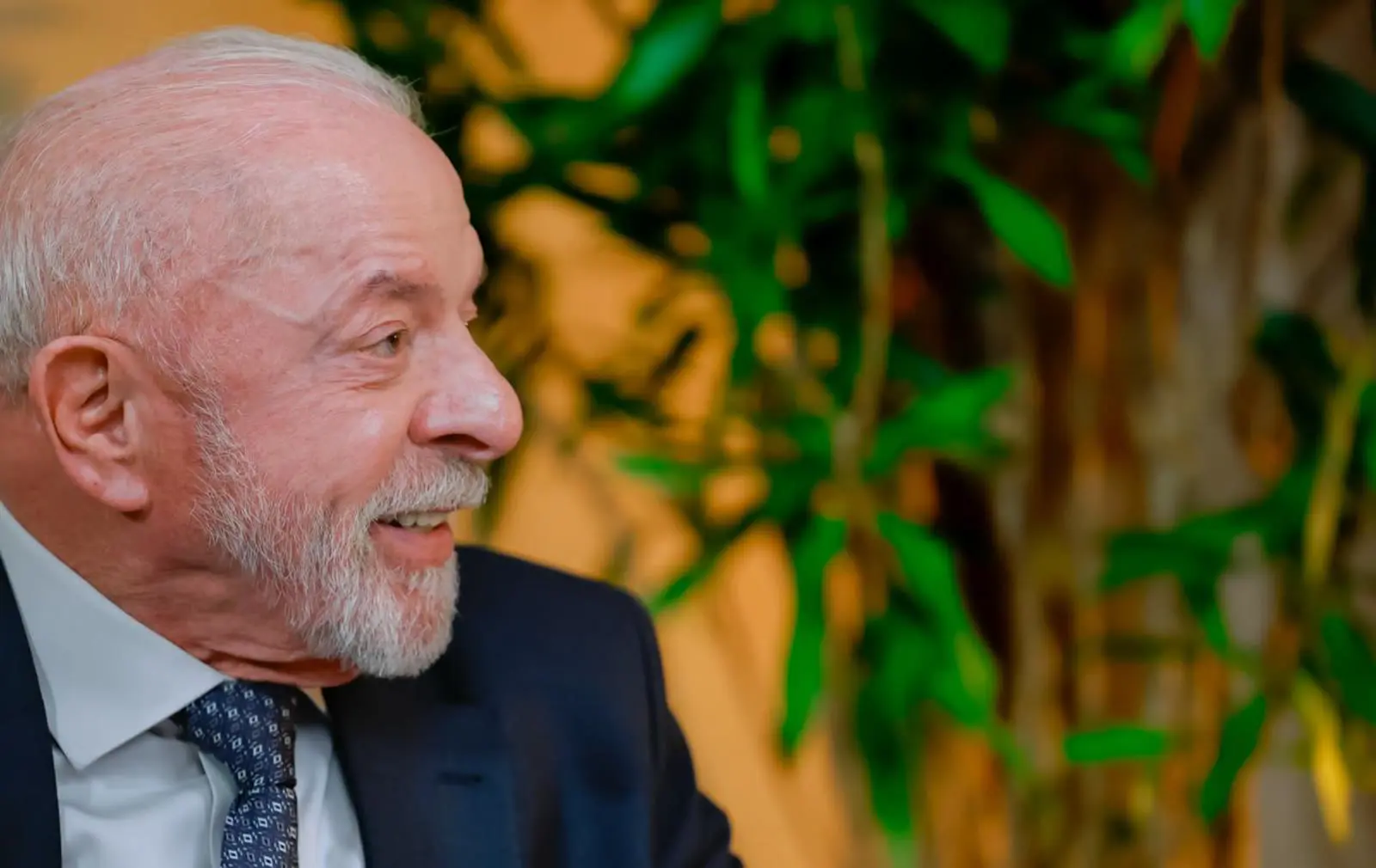 Lula de terno durante entrevista em São Paulo, dias antes de Flávio aceita desafio de Lula com condições