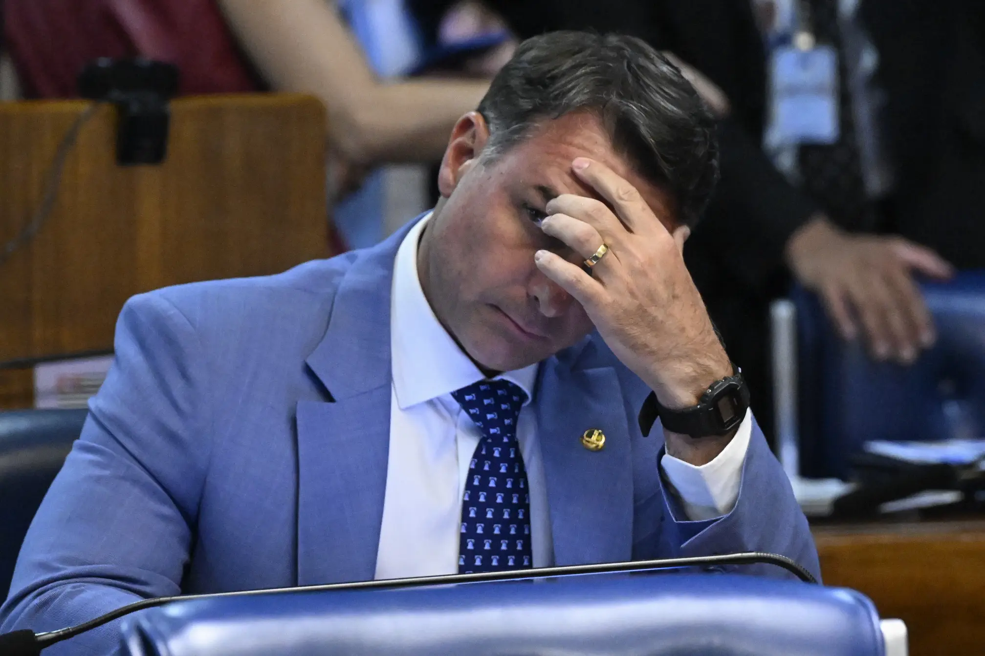 Anulação da eleição: o senador Flávio Bolsonaro, de terno azul, no plenário do Senado