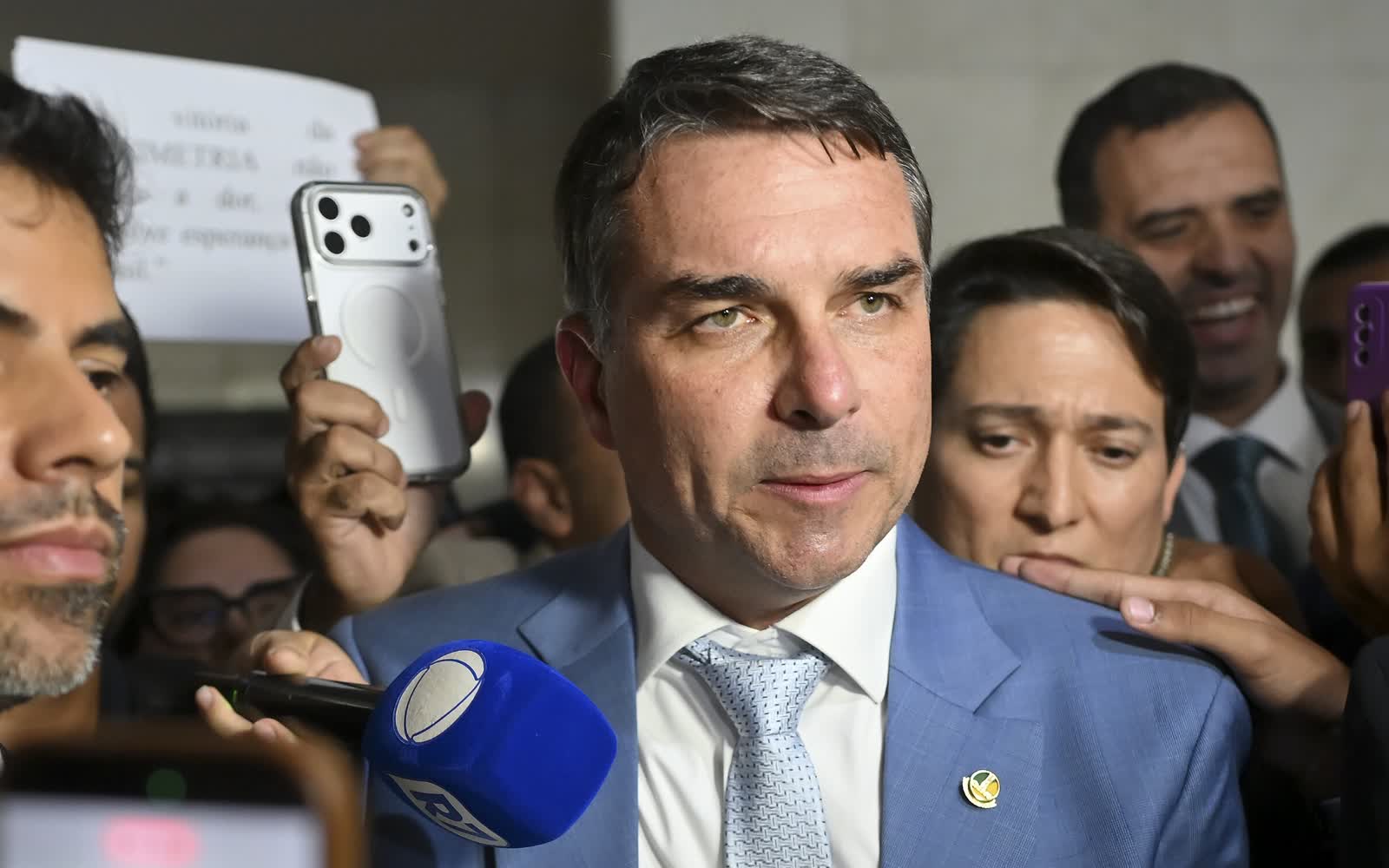 Flávio Bolsonaro em entrevista no Senado, candidato na pesquisa Veritá nacional
