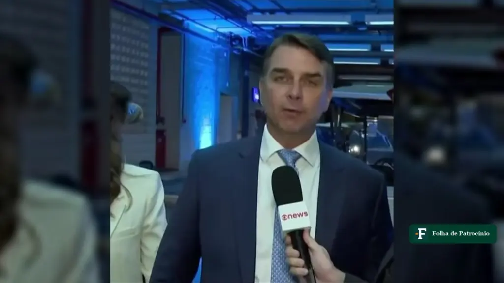Flávio Bolsonaro dá entrevista à GloboNews ao chegar para o debate da Globo, nos Estúdios Globo, no Rio de Janeiro