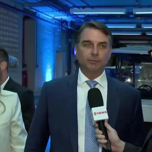 Flávio Bolsonaro responde ao microfone da GloboNews antes do debate da Globo, nos Estúdios Globo, no Rio de Janeiro
