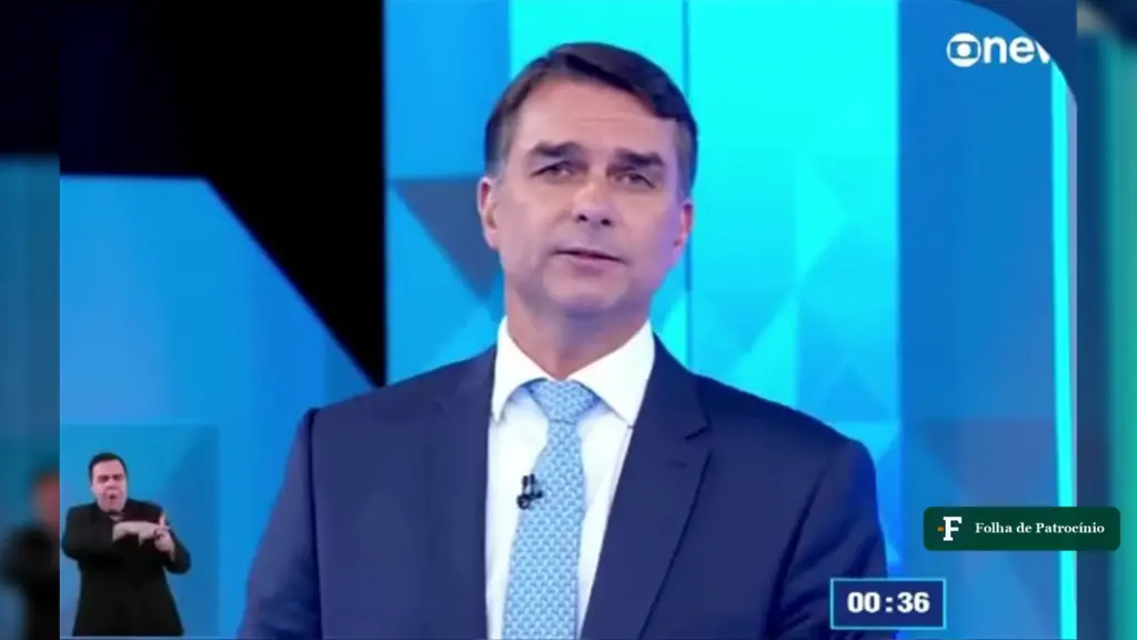 Flávio e a Lei Sansão: Flávio Bolsonaro durante o direito de resposta no debate da TV Globo, em estúdio azul