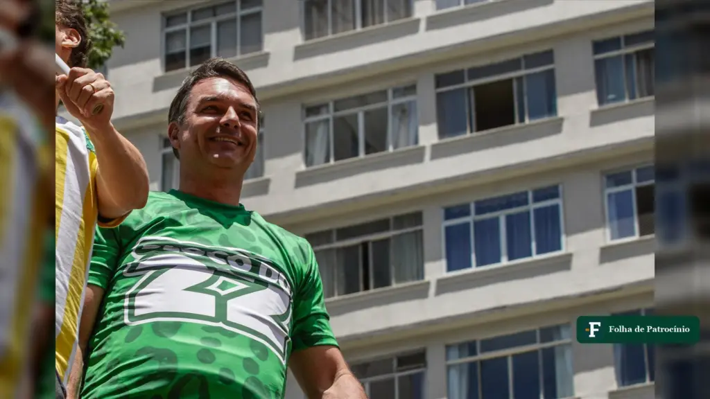 Flávio Bolsonaro sorri em ato na Avenida Paulista; o TSE julgou posts sobre Flávio e Comando Vermelho
