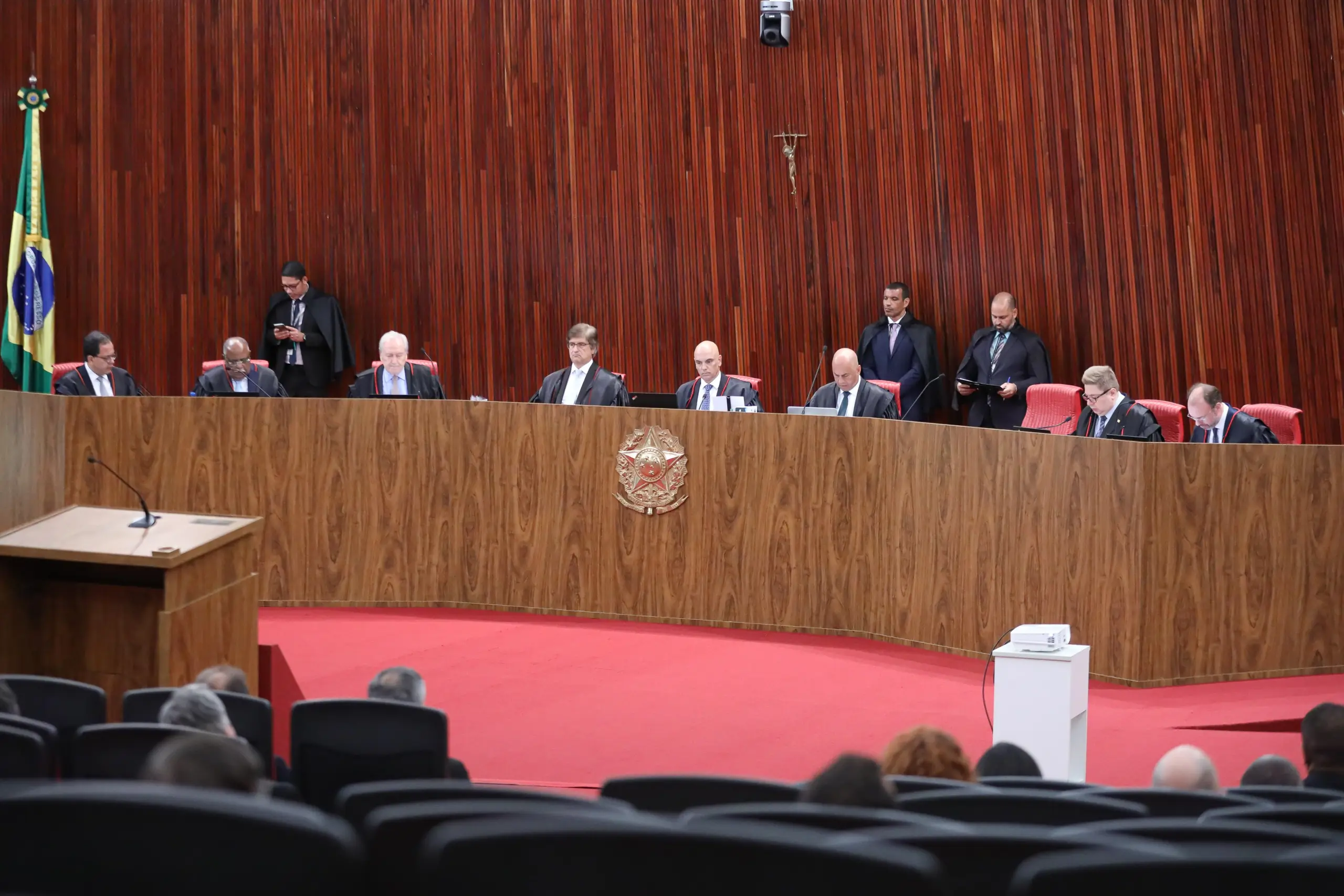Ministros no plenário do TSE, que decidiu sobre posts que ligavam Flávio e Comando Vermelho