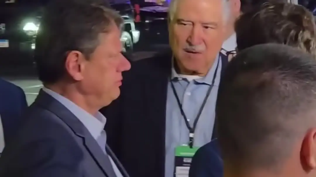 Flávio e Lula chegam à Band e Tarcísio de Freitas conversa com convidados na entrada da emissora