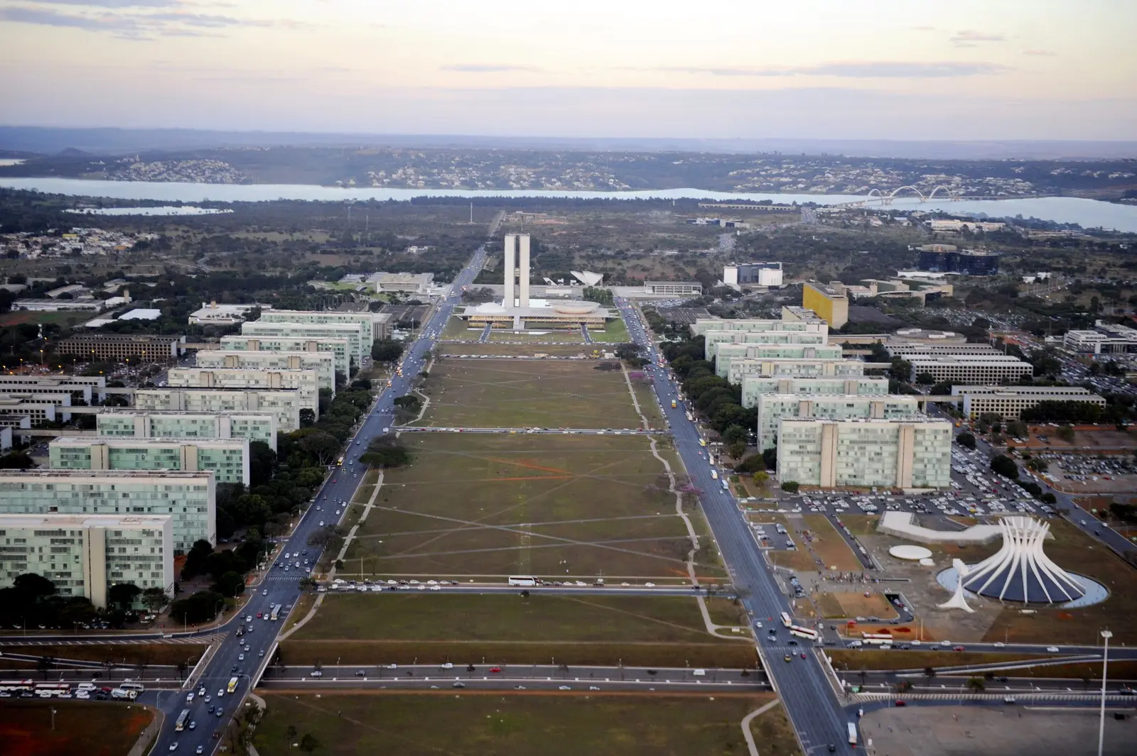 Flávio e Lula na apuração: Esplanada dos Ministérios vista do alto, com a Catedral de Brasília à frente