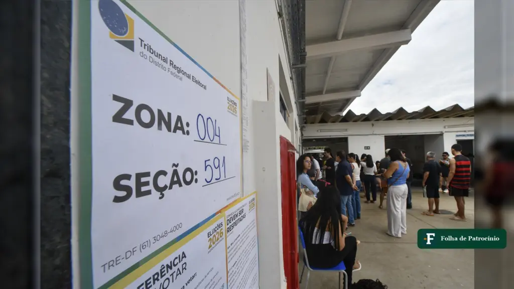 Fila de eleitores ao lado de cartaz de zona e seção no primeiro turno de 2026; pesquisa mostra Flávio e Lula por região (foto: Leopoldo Silva/Agência Senado, CC BY-SA 4.0)