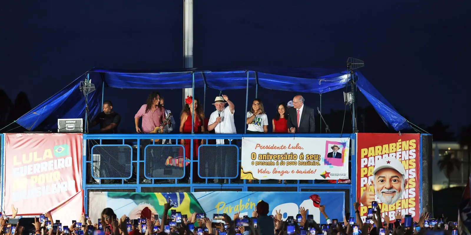 Lula fala a apoiadores no aniversário de 81 anos em frente ao Palácio da Alvorada, na véspera de Flávio em Miami