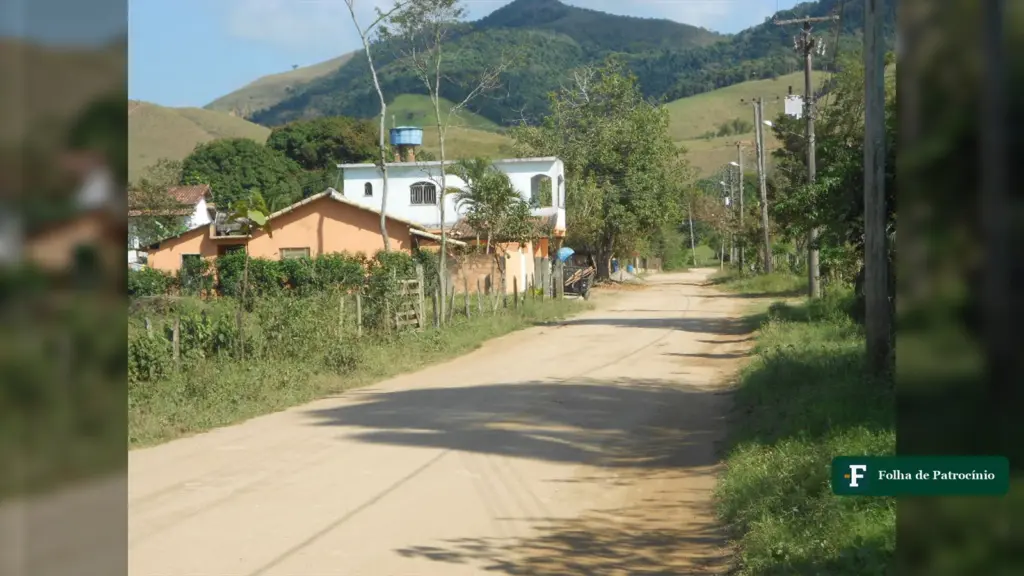 Rua de terra com casas e árvores na zona rural de Silva Jardim, no interior do Rio de Janeiro