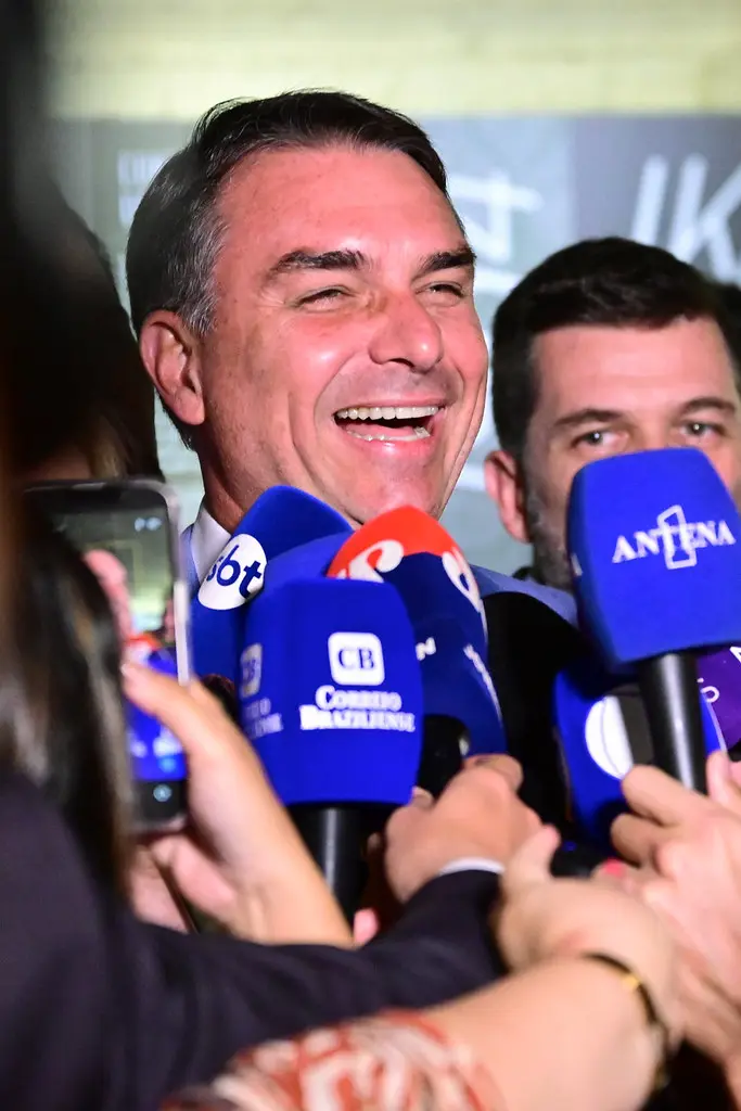 Flávio Bolsonaro sorri ao dar entrevista no Senado; ele teve 8.933 votos em Silva Jardim no 2º turno