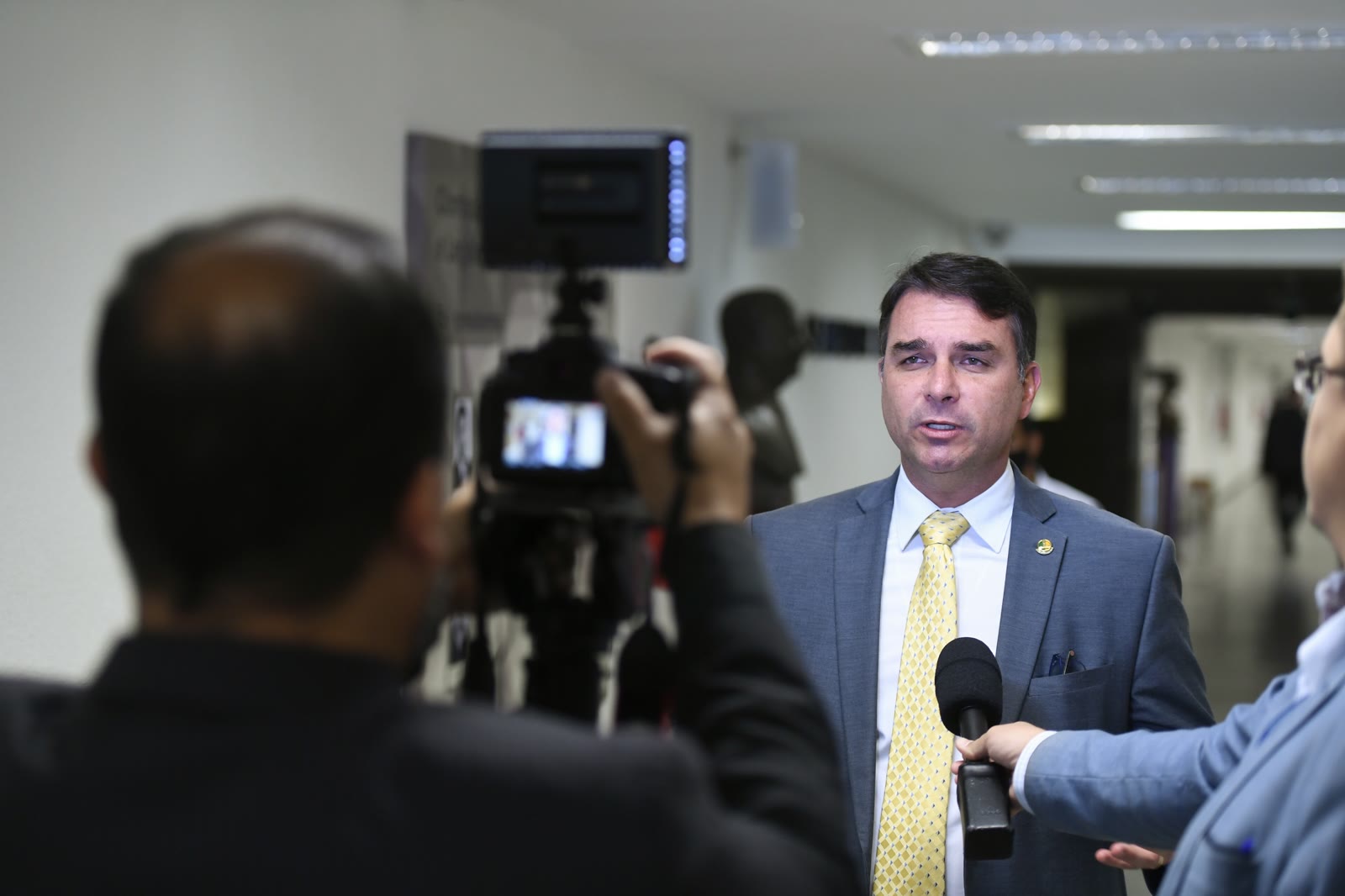 Senador Flávio Bolsonaro dá entrevista no Senado; a pesquisa PoderData o mostra com 53% dos votos válidos no segundo turno
