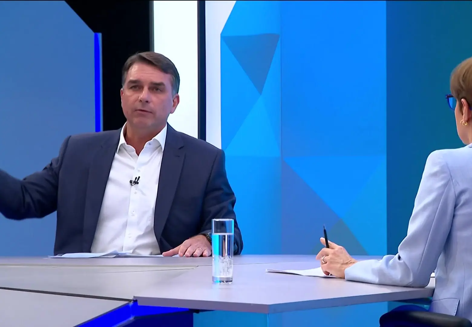 Flávio Bolsonaro responde a Renata Lo Prete sobre guerra ao narcotráfico na TV Globo