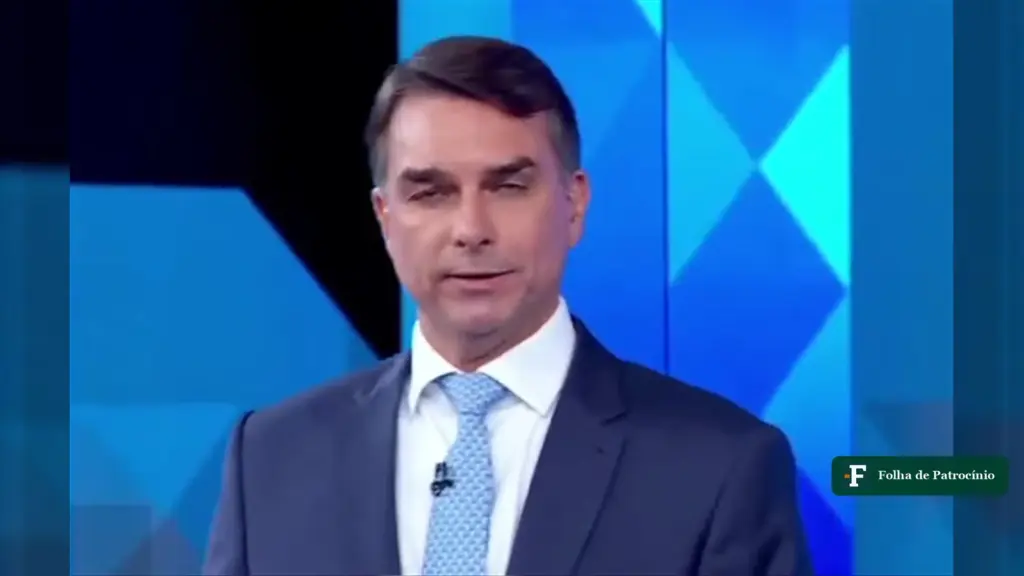 Flávio Bolsonaro faz a pergunta de abertura sobre obras paralisadas no debate da Globo, em estúdio