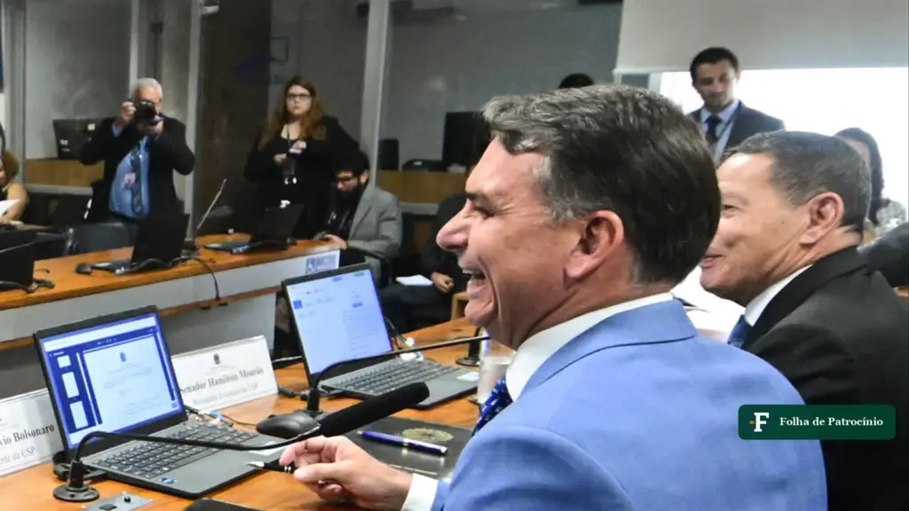 Flávio Bolsonaro sorri em comissão do Senado; imagem de arquivo para a entrevista de Flávio na Globo