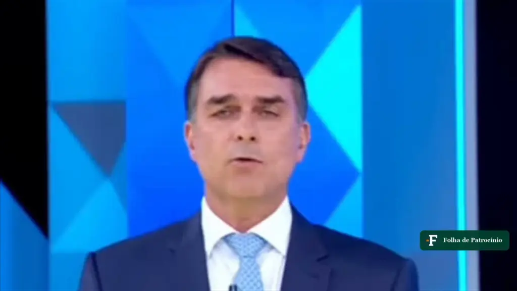 Flávio Bolsonaro durante a réplica a Lula no bloco da região Norte do debate da Globo, quando disse que Flávio promete saneamento ao Norte