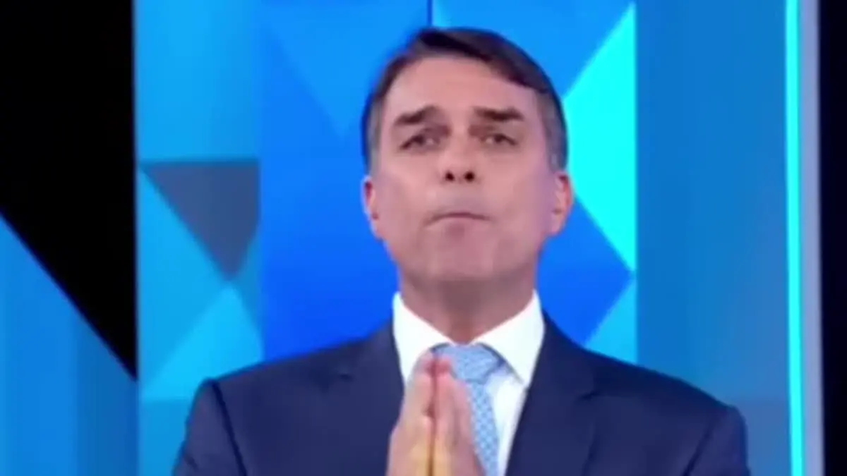 Flávio Bolsonaro com as mãos juntas durante a fala em que Flávio promete saneamento ao Norte, em 23 de outubro