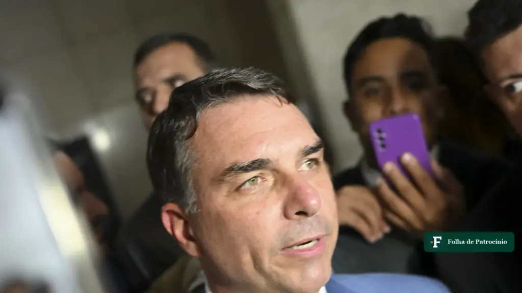 Senador Flávio Bolsonaro dá entrevista cercado de repórteres, em foto de arquivo
