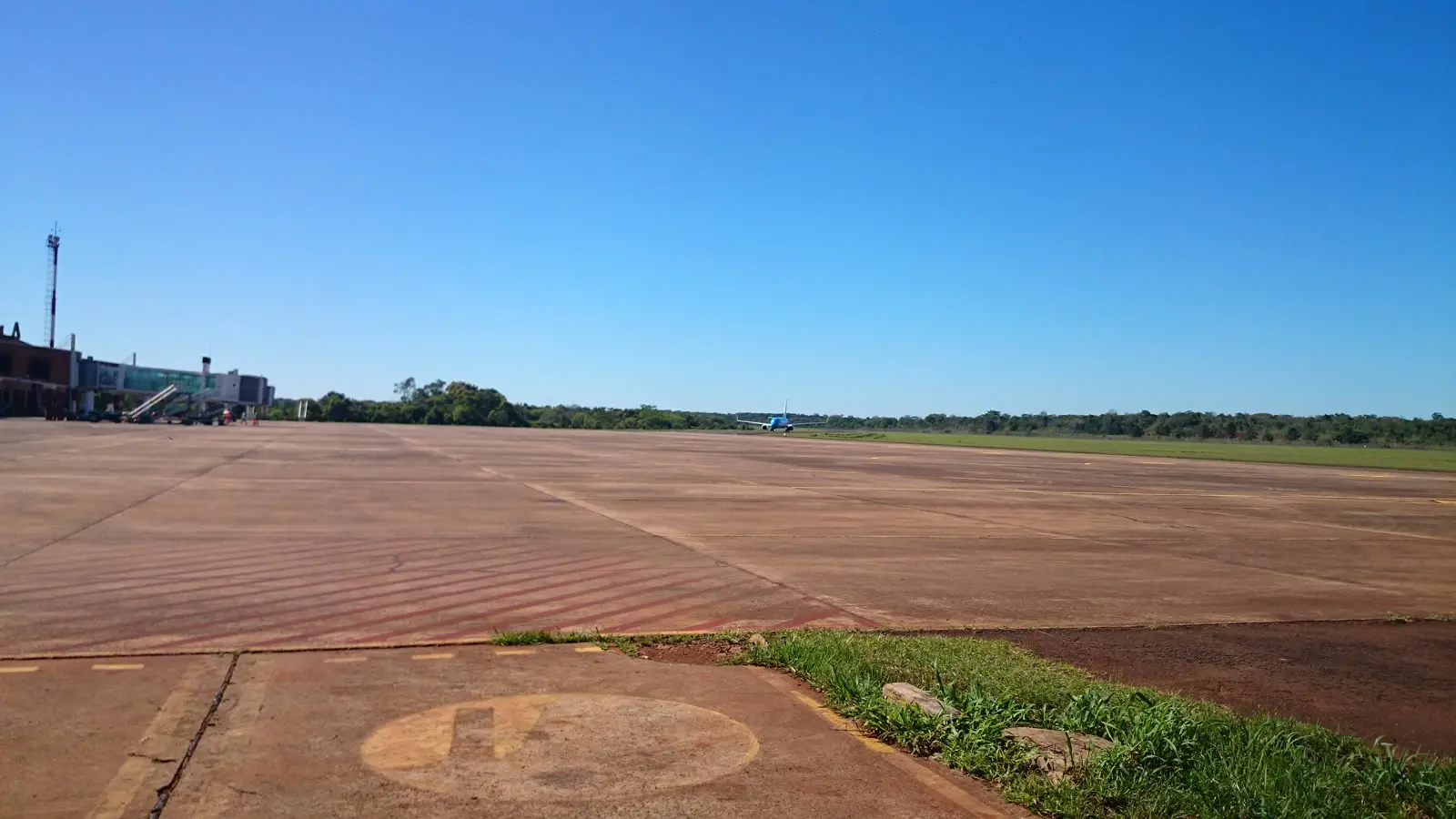 Pátio e pista do aeroporto de Puerto Iguazú, na Argentina, onde um jatinho teria decolado, segundo o relato em que Flávio saiu do Brasil