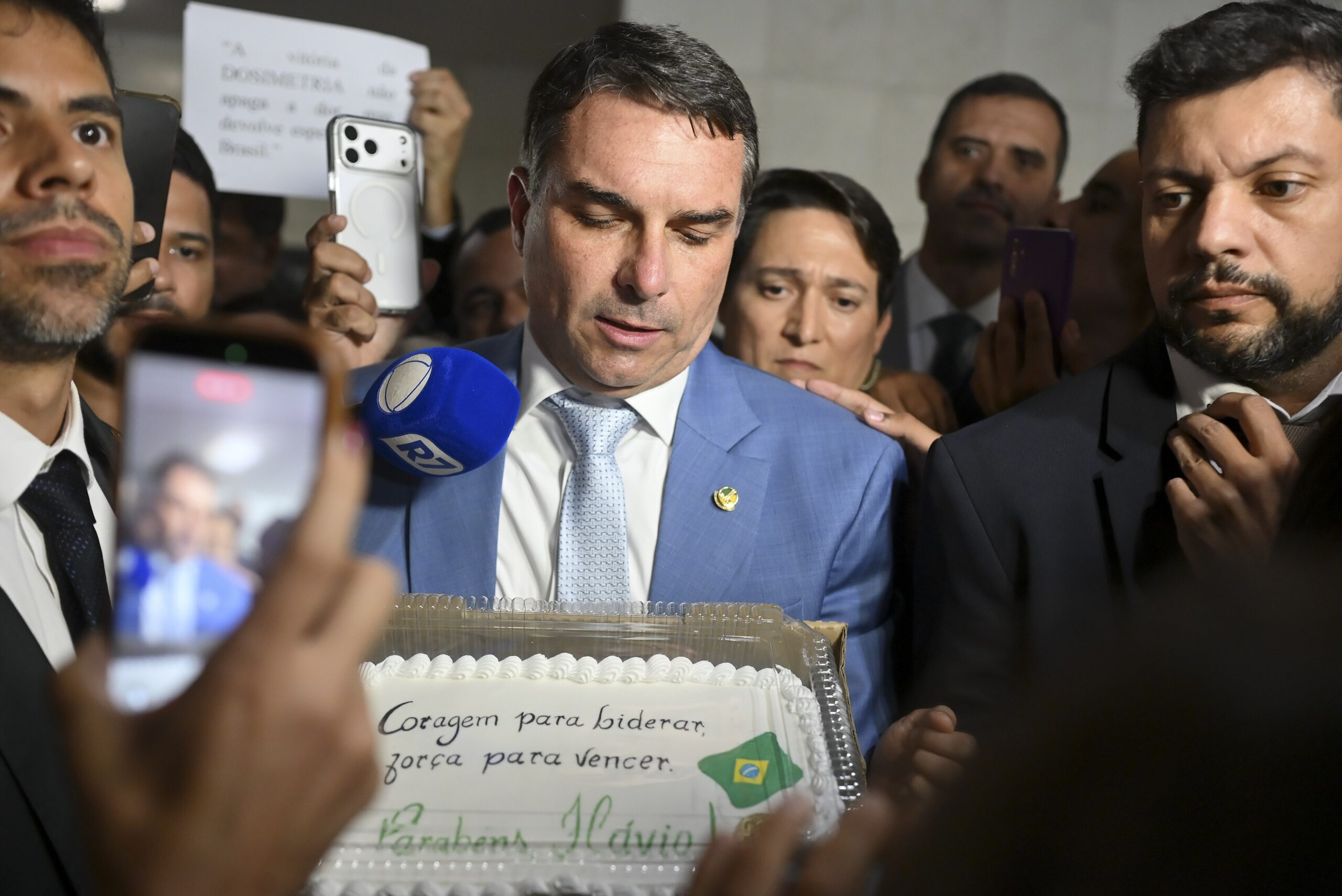 Caiado apoia Flávio Bolsonaro: o senador cercado de jornalistas e apoiadores em foto de arquivo do Senado