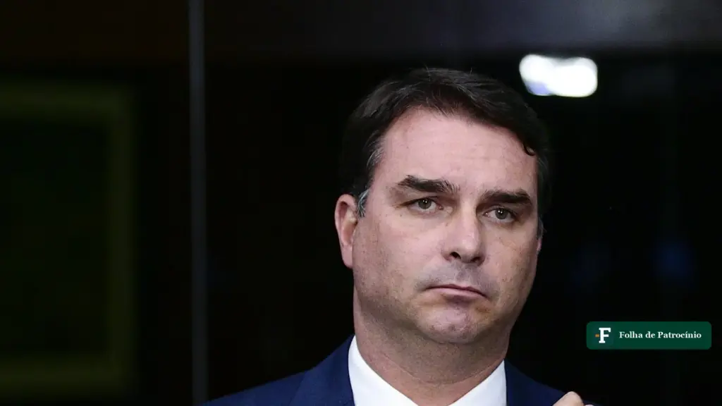 Senador Flávio Bolsonaro, sem mandato em 2027, em coletiva no Senado, em foto de arquivo de 2021