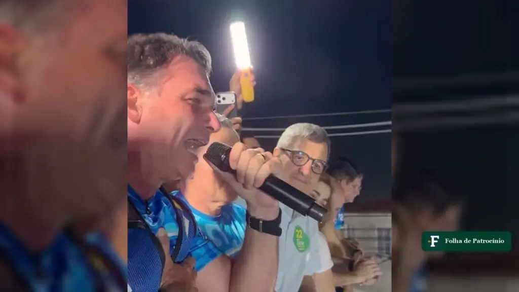 Flávio fala em aposentar Lula ao microfone, em cima do trio do Bloquinho do 22 ao lado da Arena Castelão, em Fortaleza