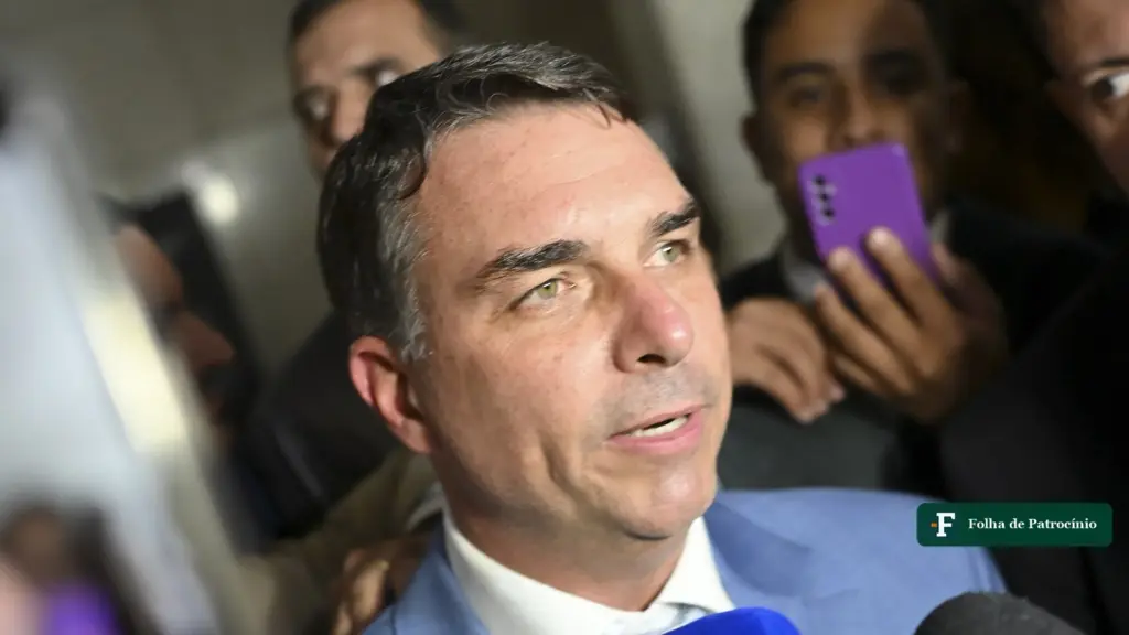 Flávio vai deixar o Brasil? O senador Flávio Bolsonaro fala a jornalistas em entrevista no Senado