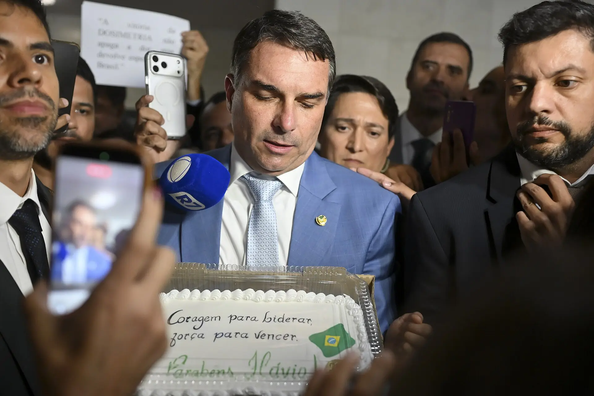 Flávio vai deixar o Brasil? O senador Flávio Bolsonaro cercado de jornalistas no Senado