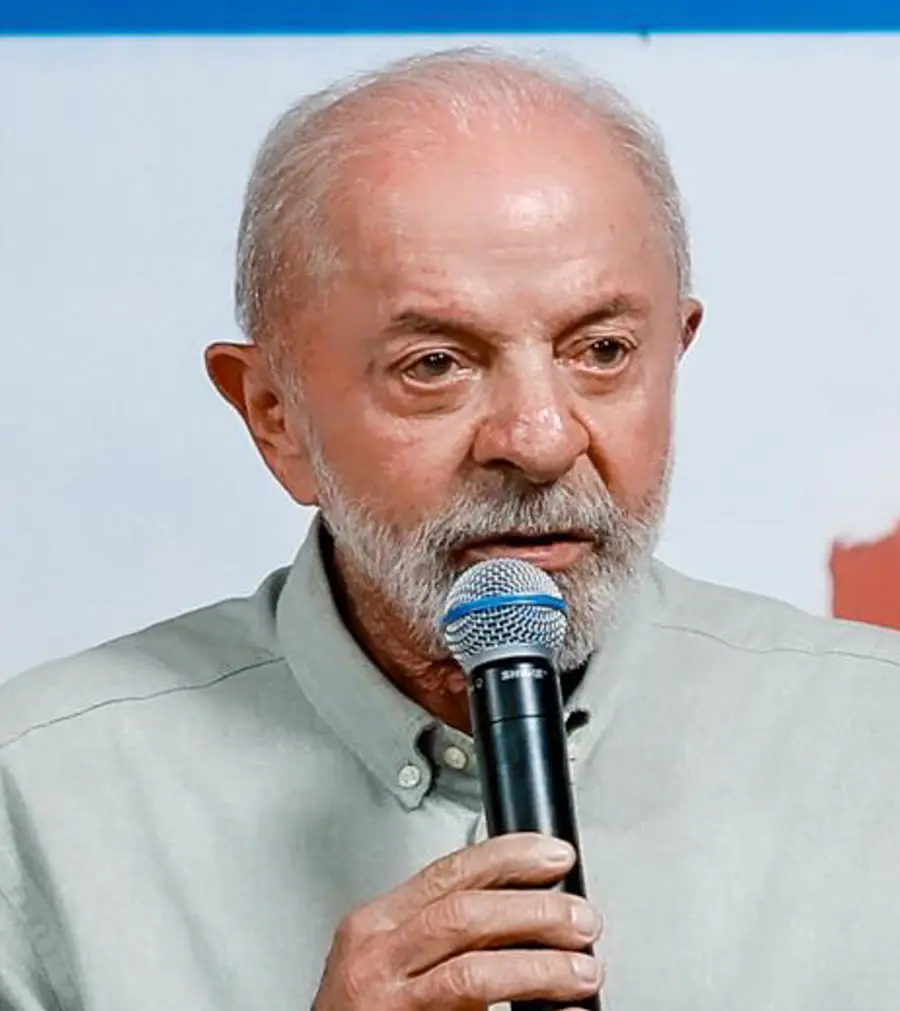 Lula fala ao microfone durante entrevista à imprensa