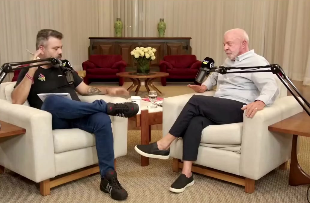 Lula e o entrevistador no estúdio do Flow Podcast, onde falou do cartão de crédito por pessoa