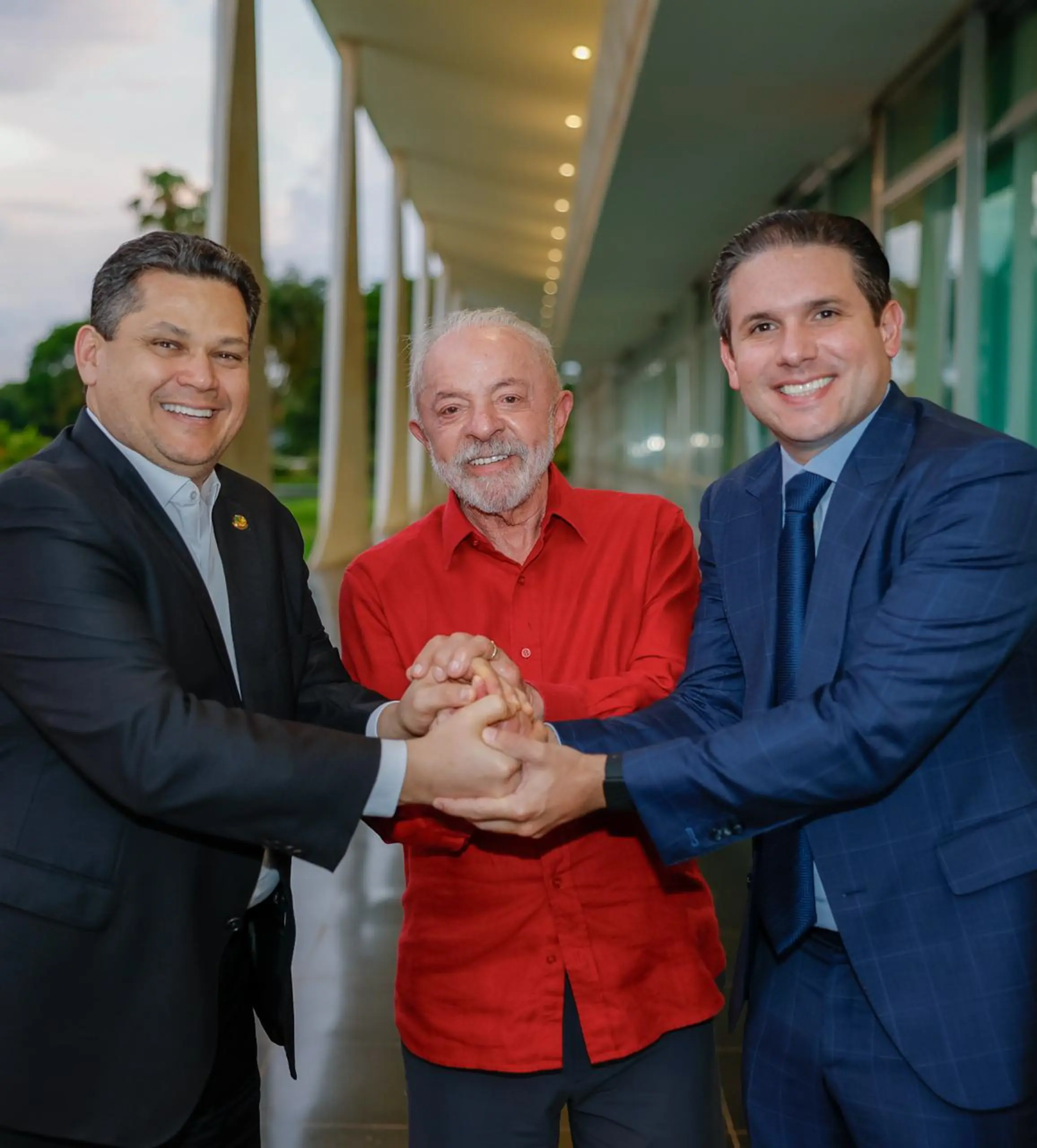 Lula entre Davi Alcolumbre e Hugo Motta no Palácio da Alvorada, Venezuela e Brasil no FMI