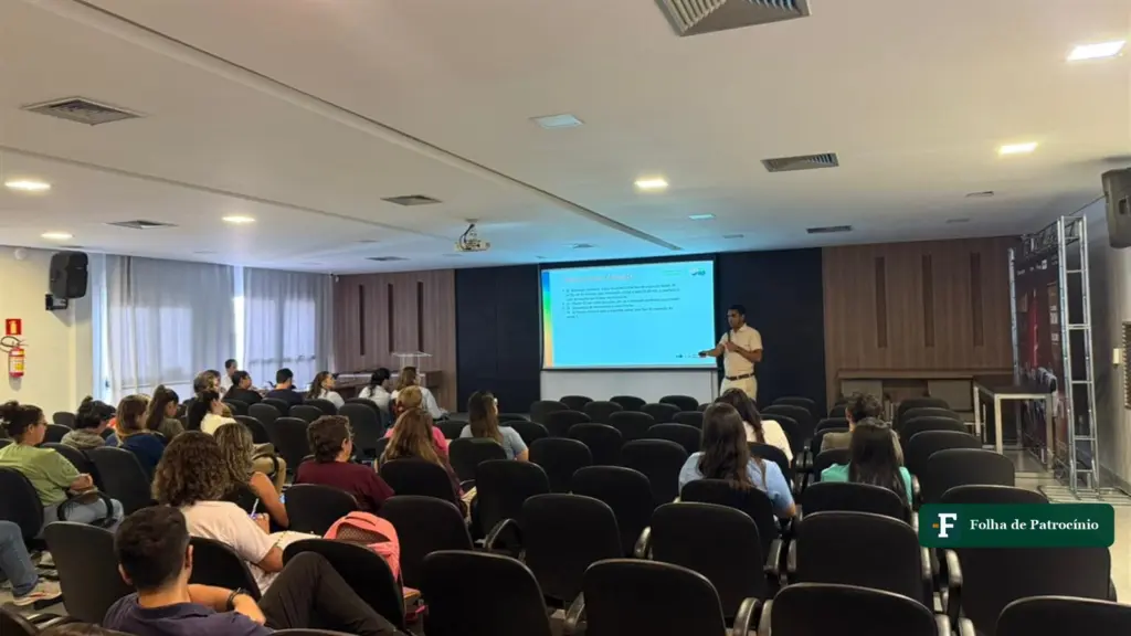 Profissionais de saúde assistem a capacitação sobre manejo da doença e combate aos focos de dengue em Patrocínio